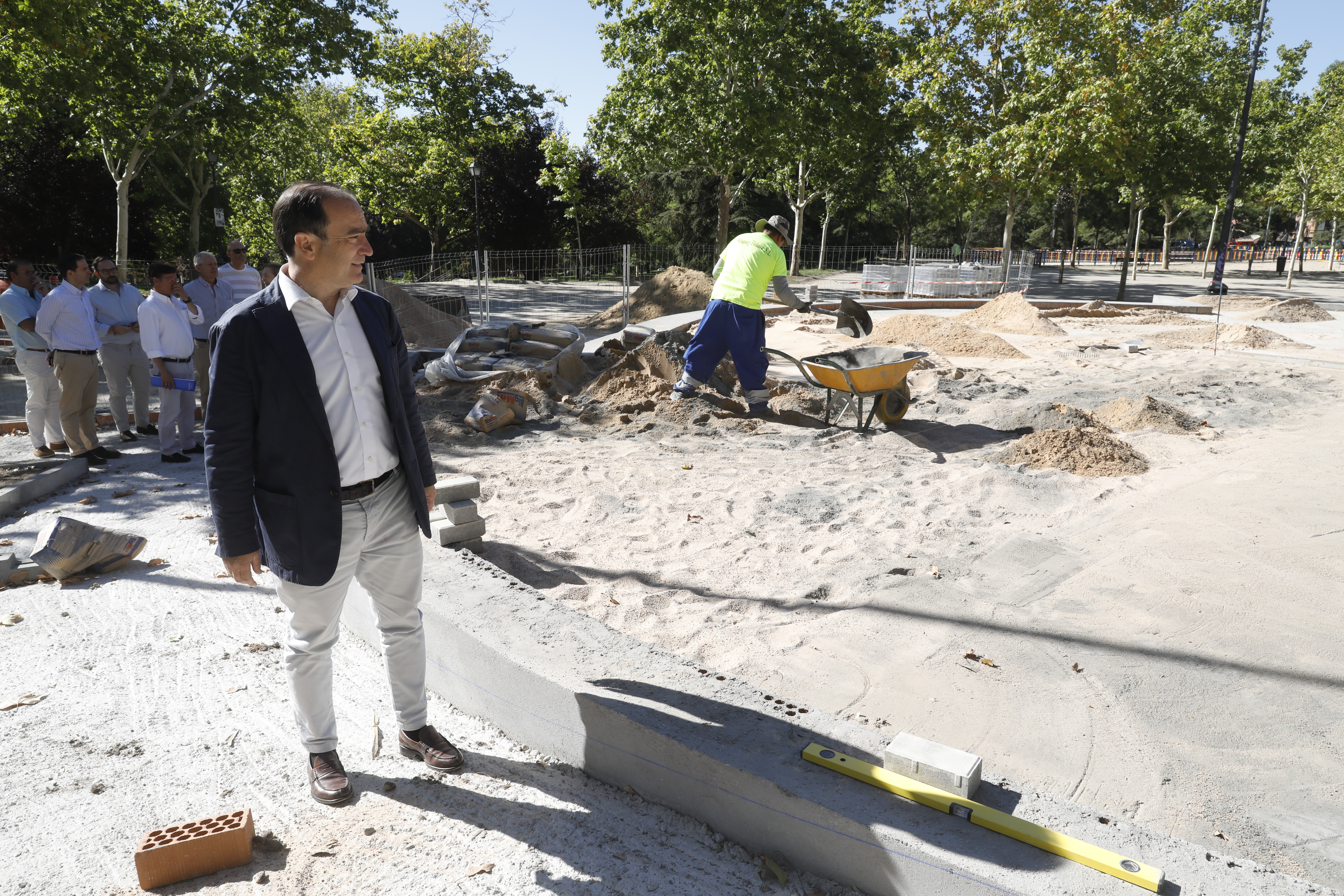 El delegado de Urbanismo, Medio Ambiente y Movilidad, Borja Carabante, en su visita a las obras de rehabilitación del parque Olof Palme